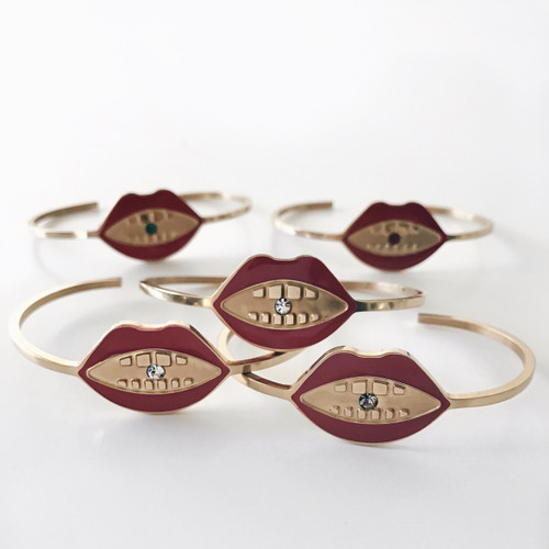 Lip Cuff