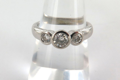 SUPERB VS 1 CLARITY 18CT WHITE GOLD & DIAMOND TRILOGY RING VALUATION $5500.