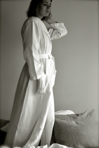 Stonewashed long off-white linen dressing robe