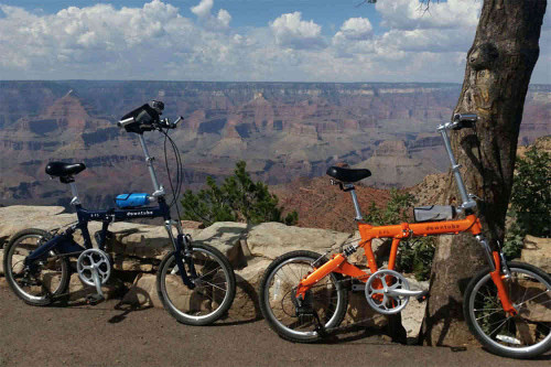 8FS folding bikes in Blue and Orange standing Grand Canyon