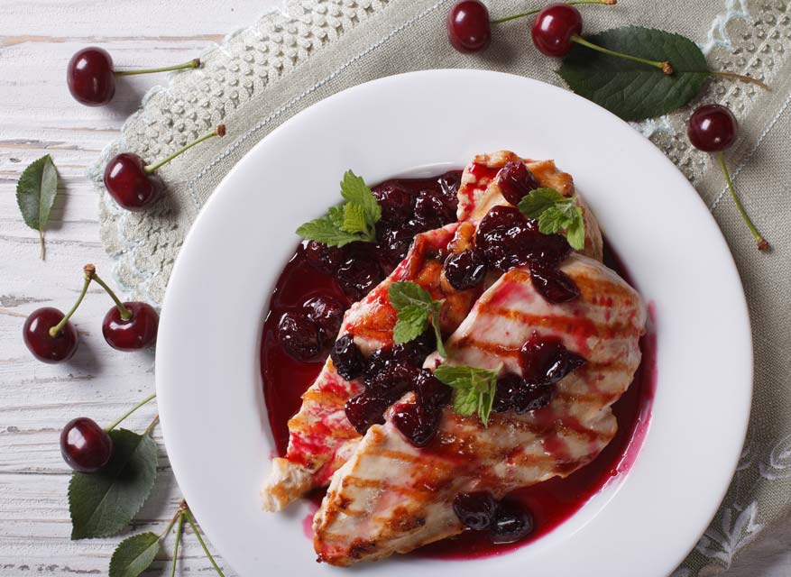 Chicken with cherry sauce is easy and healthy.