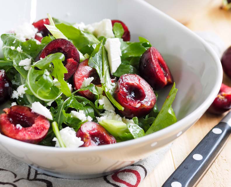 This fast salad with cherries and kale is healthy and delicious.