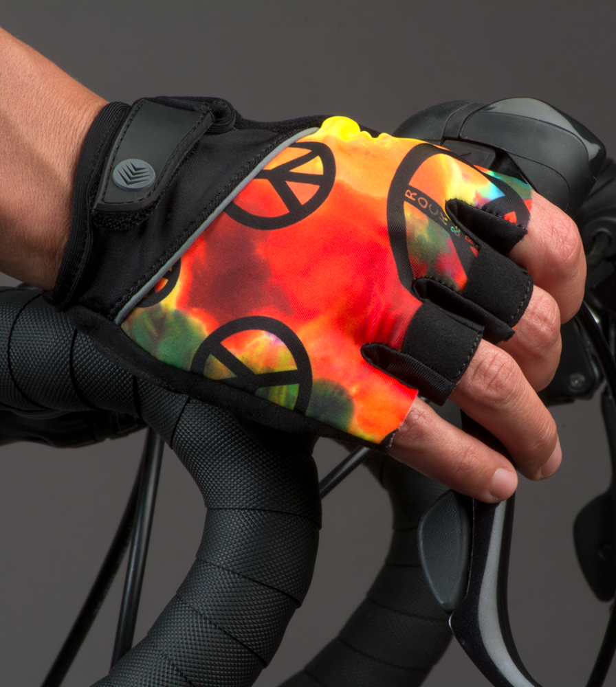 gelpadded-fingerless-cyclingglove-peace-model.png