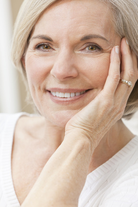 mature-woman-wearing-loose-powder-mineral-makeup.jpg