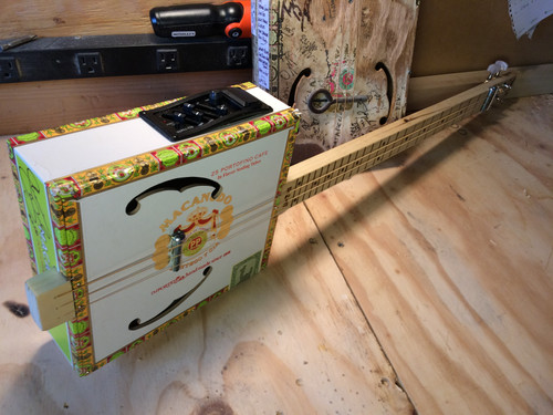 THE BEST ACOUSTIC TONE: Piezo Rod Pickup & Preamp in a Neck-Through Cigar Box Guitar