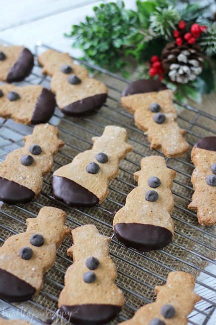 Vegan Gingerbread Snowmen Cookies