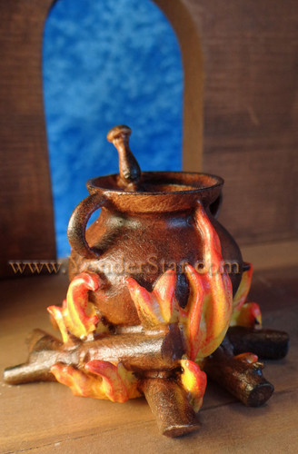 Kastlunger Cauldron at the Fire for LEPI Kastlunger Wooden Nativity