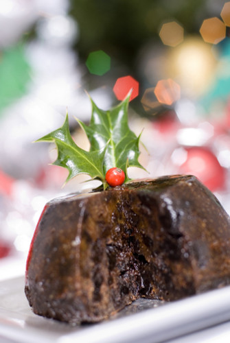 A delicious combination of fruit cake, spice and rum makes for very festive aroma.