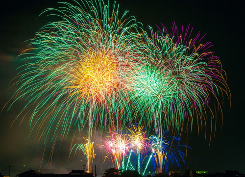 A light burning aroma of smoke, sparklers and bonfires.Team with our toffee apple for the complete 5th November experience!