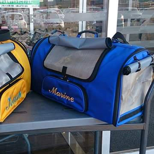 Horizontal Bird carrier for Marine, a 12 year old Blue and Gold Macaw in Japan Horizontal Bird carrier for Marine, a 12 year old Blue and Gold Macaw in Japan